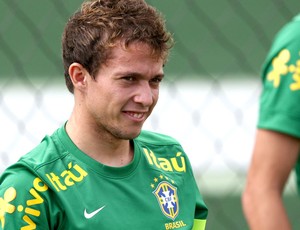 Bernard treino seleção brasileira Goiânia (Foto: Mowa Press)
