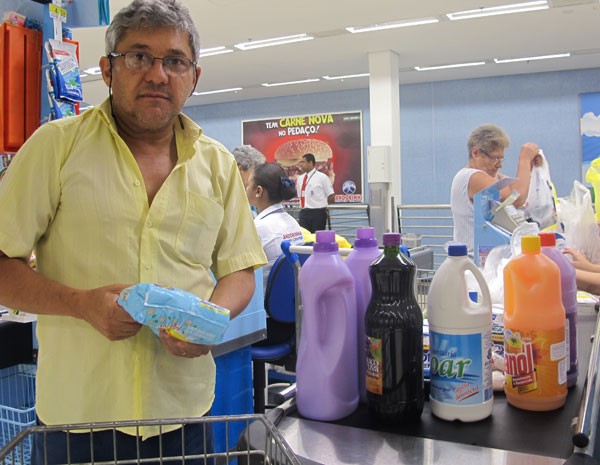 O casal João e Sidnei Pontes não olha mais a marca e escolhe o produto mais barato para tentar manter os gastos. (Foto: Simone Cunha/G1)
