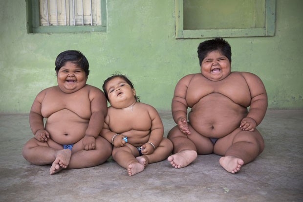 Yogita, Harsh e Anisha têm, respectivamente, 34 kg, 15 kg e 48 Kgs (Foto: Tanzeel Ur Rehman/ Cover Asia Press)