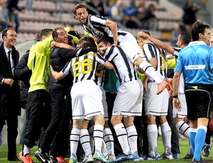 Vucinic comemora gol do Juventus contra o Cagliari (Foto: Getty Images)