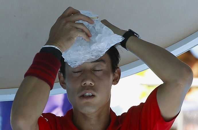 Kei Nishikori coloca gelo na testa durante sua estreia no Aberto da Austrália (Foto: Getty Images)