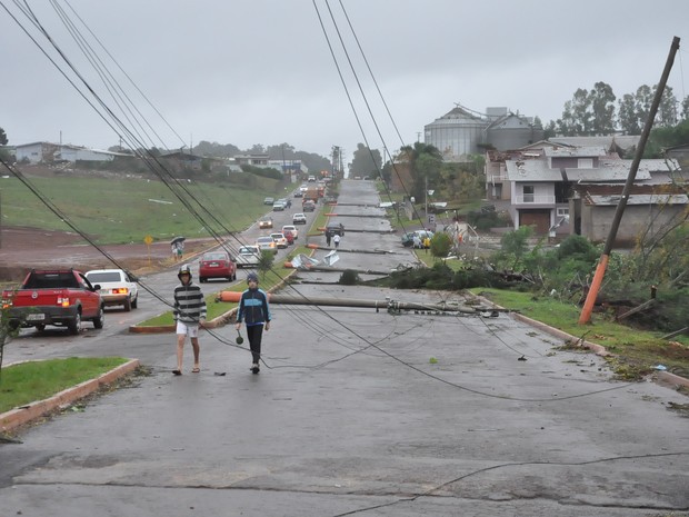 Postes foram derrubados e população enfrenta falta de luz (Foto: Divulgação/Prefeitura Tapejara)