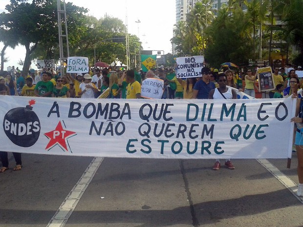 Novo protesto aconteceu na Avenida Boa Viagem, no Recife, na tarde deste domingo (Foto: Luna Markman / G1)
