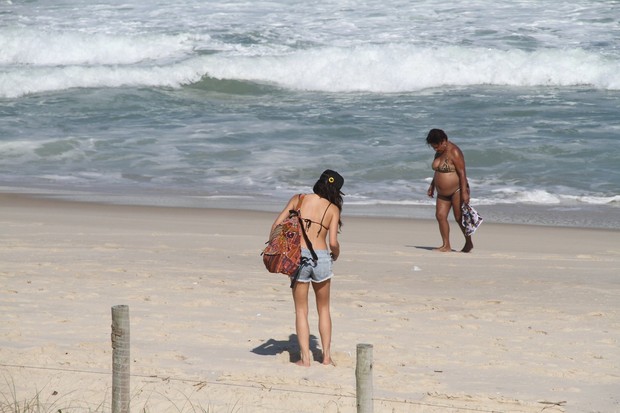 Isis Valverde na praia (Foto: Wallace Barbosa / AgNews)