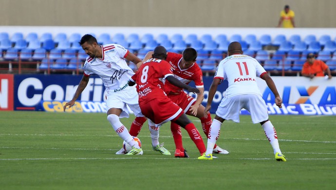 CRB x Mogi Mirim - Jogadores de CRB e Mogi brigam pela bola (Foto: Ailton Cruz/Gazeta de Alagoas) CRB x Mogi Mirim - Jogadores de CRB e Mogi brigam pela bola (Foto: Ailton Cruz/Gazeta de Alagoas)