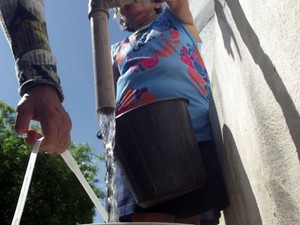 Moradores de Ipueira, no Seridó potiguar, recorrem a caixas comunitárias para conseguir água  (Foto: Anderson Barbosa/G1)