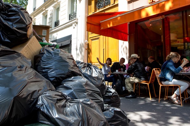Paris contrata caminhões de lixo para enfrentar greve durante Euro 2016 (Foto: Kamil Zihnioglu/AP)