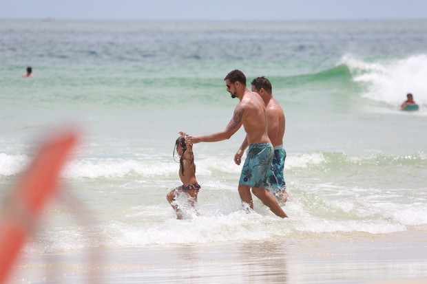 Cauã Reymond com a filha Sofia na praia (Foto: Dilson SIlva/ Ag. News)