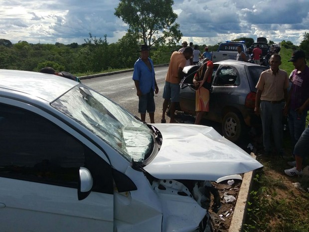 Polícia Rodoviária Federal investiga as causas do acidente (Foto: blogbraga / Diogo Gomes)