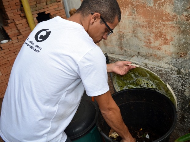 Pastor mostra composteira usada em casa 'viva', em Piracicaba (Foto: Thomaz Fernandes/G1)