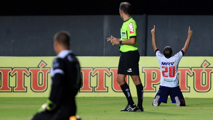 Régis comemora gol contra o CRB (Foto: Felipe Oliveira / divulgação / EC Bahia)