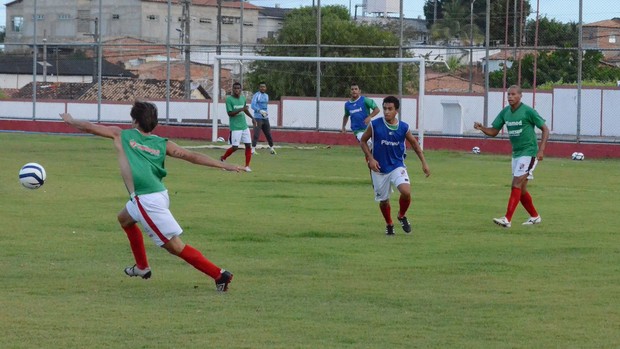 Mesmo inseguros, jogadores do River Plate-SE treinaram no Fernando França (Foto: João Áquila / GLOBOESPORTE.COM)