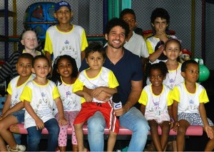 Repórter Brucce Cabral e as crianças do GACC  (Foto: TV Sergipe)