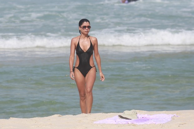 Anna Lima na praia (Foto: Dilson Silva / Agnews)