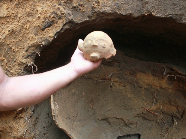Iphan-AM enfatizou que artefatos não devem ser tocados sem os métodos da arqueologia (Foto: Mônica Dias/G1 AM)