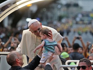 Papa Francisco beija criança durante trajeto de papamóvel (Foto: Clayton de Souza/Estadão Conteúdo)