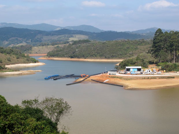 Sistema de captação de água na Represa de Nazaré Paulista (Foto: Isabela Leite/G1)