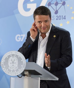 O premiê da Itália, Matteo Renzi, em evento do G7 em 5 de junho, de camisa branca sem gravata (Foto: Virginia Mayo/AP)