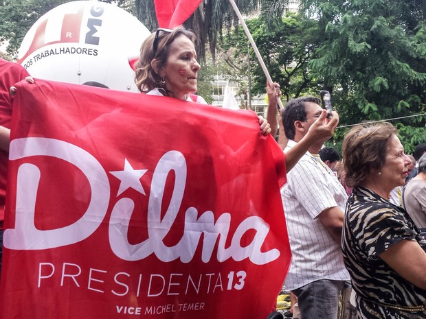 Mulher carrega faixa em apoio à presidente Dilma Rousseff durante protesto em Belo Horizonte, Minas Gerais (Foto: Humberto Trajano/G1)