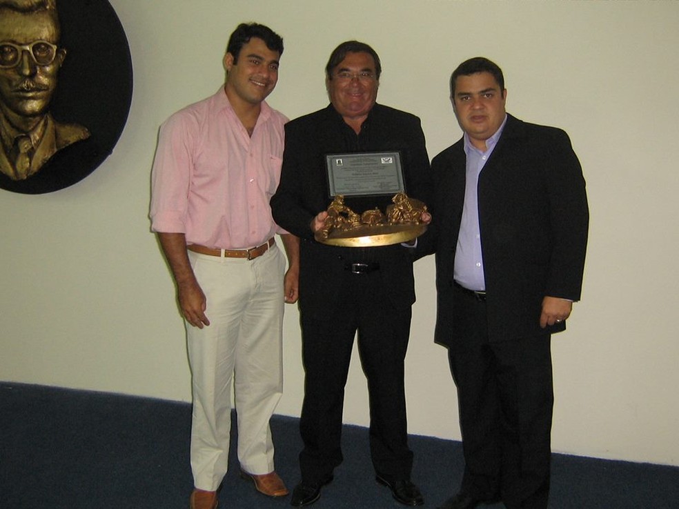 Adelino (ao centro) foi homenageado em 2007 com o título de cidadão campinense (Foto: Mário Vinícius Carneiro)