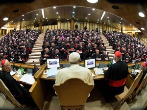 Imagem divulgada pelo Vaticano mostra o Papa Francisco presidindo o sínodo extraordinário com cerca de 200 bispos no Vaticano nesta segunda-feira (6) (Foto: AFP PHOTO / OSSERVATORE ROMANO)