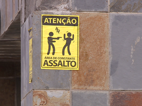 Adesivos com alerta de risco de assaltos são fixados em ruas de Petrolina (Foto: Reprodução/ TV Grande Rio)