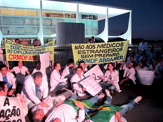 Médicos se deitam no chão em frente ao Palácio do Planalto, durante manifestação (Foto: Lucas Nanini/G1)