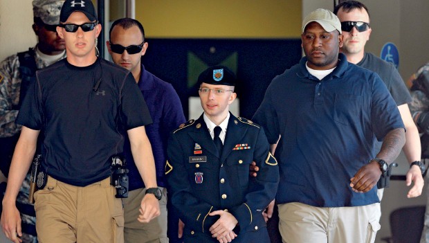 O VAZADOR Bradley Manning chega escoltado para seu julgamento, em Maryland, na semana passada.  Ele vazou 700 mil  documentos confidenciais (Foto: Patrick Semansky/AP)