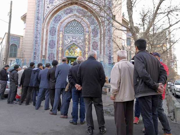 Iranianos em fila para votar durante as eleições para o Parlamento e Assembleia de Especialistas (Foto: Raheb Homavandi / Reuters)