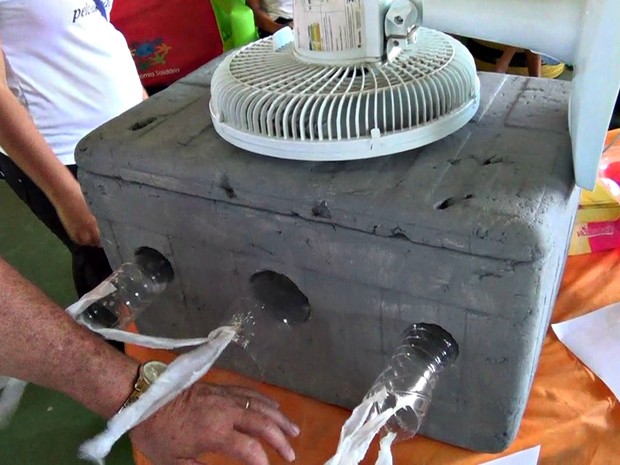 Estudantes montaram 'ar-condicionado' com ventilador, caixa de isopor e gelo (Foto: Reprodução/Rede Amazônica Acre)