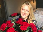 Fiorella Mattheis posta foto com flores e marca o namorado, Alexandre Pato