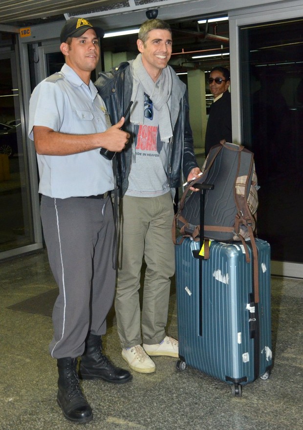 Reynaldo Gianecchini no aeroporto (Foto: Léo Marinho / AgNews)