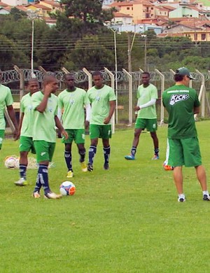 Jogadores da Caldense treinam no CT Ninho dos Periquitos (Foto: Reprodução EPTV)