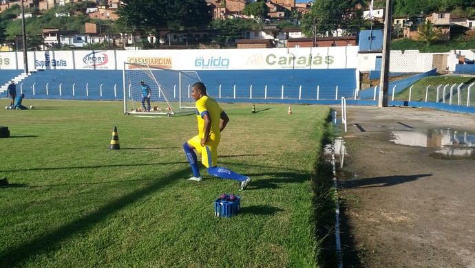 Na primeira parte do treino, Jônatas treinou separado do grupo (Foto: Augusto Oliveira / GloboEsporte.com)
