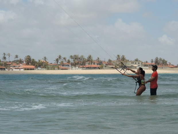 Sue lasmar aprende kite surfing (Foto: Divulgação / MF Assessoria )