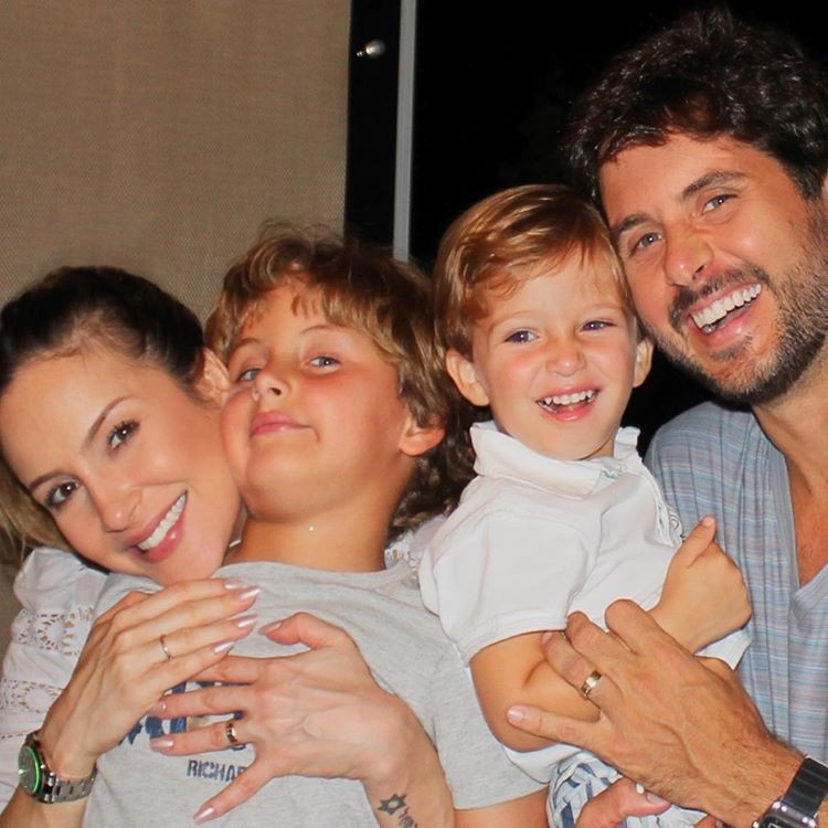 Claudia Leitte com o marido e os filhos (Foto: Reprodução/Instagram)