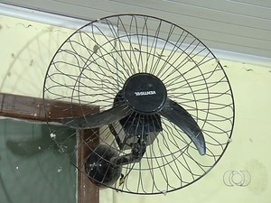 Estudantes reclamam de ventiladores quebrados nas salas de aula, em Goiás (Foto: Reprodução/TV Anhanguera)