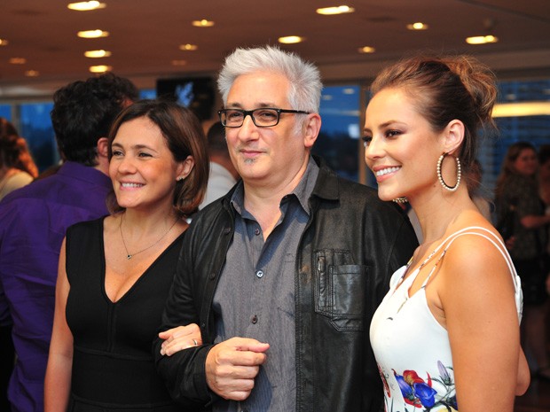 Adriana e Paolla posam com diretor da minissérie (Foto: Reinaldo Marques/Gshow)