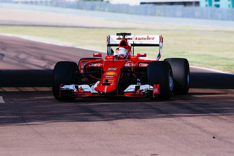 Sebastian Vettel testa novos pneus da Pirelli para 2017 com asas mais largas (Foto: Divulgação)