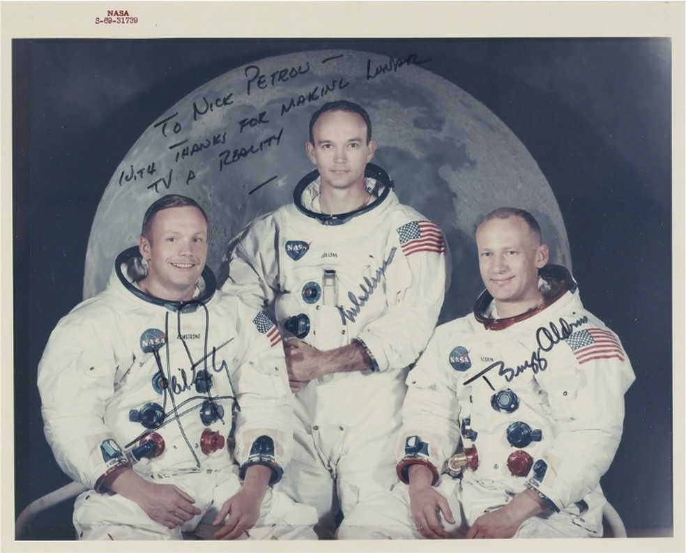 Retrato oficial da Nasa da tripulação da nave Apollo 11, autografado pelos astronautas (Foto: Divulgação)