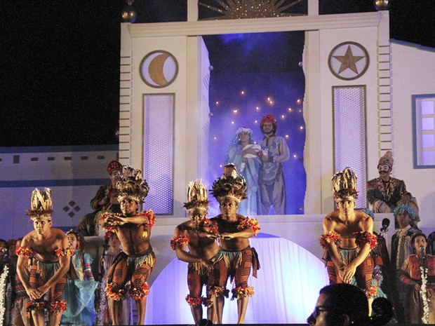 Caboclinhos também fazem parte do espetáculo do Baile do Menino Deus, encenado no Marco Zero do Recife (Foto: Gianny Melo / Divulgação)