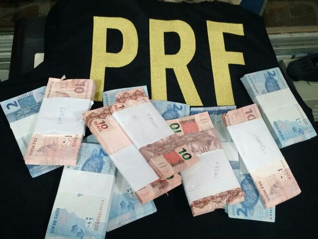 Agentes da PRF apreenderam R$ 3.900 que estavam escondidos no compartimento do carro, em Mamanguape (Foto: Divulgação/PRF)