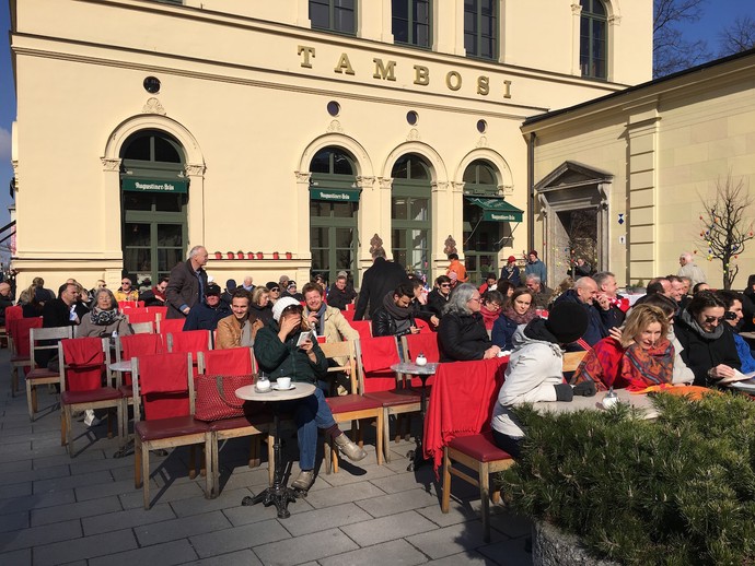 Cadeiras ao sol no frio de Munique antes de Bayern x Juventus (Foto: Claudia Garcia/GloboEsporte.com)