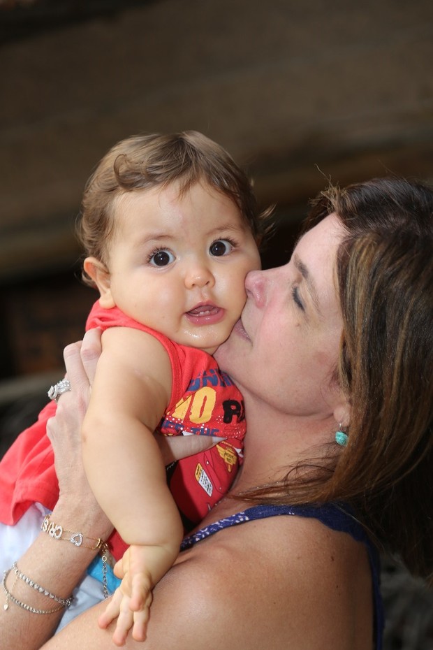 Cristiana Oliveira com o neto em Maceió (Foto: Fred POntes/ Divulgação)