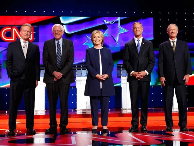 Pré-candidatos democratas posam para foto antes de debate  (Foto: REUTERS/Mike Blake)