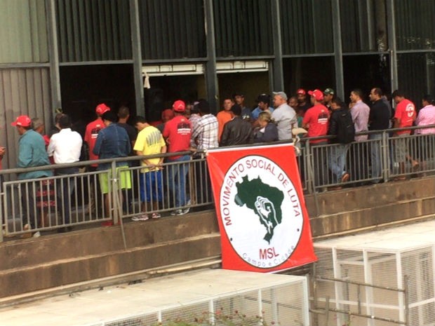 Manifestantes do Movimento Social de Luta (MSL) em ato na sede do Incra, em Brasília (Foto: Jéssica Nascimento/G1)