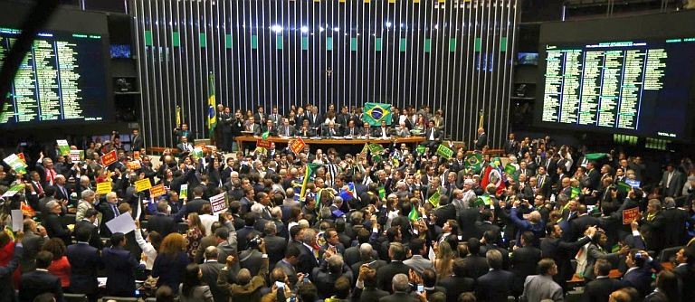 Parlamentares votam a admissão do processo de impeachment na Câmara dos Deputados (Foto: Ailton de Freitas / Agência O Globo)