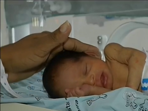 Uma das bebês recebem o carinho da mãe (Foto: Reprodução/TV Anhanguera)