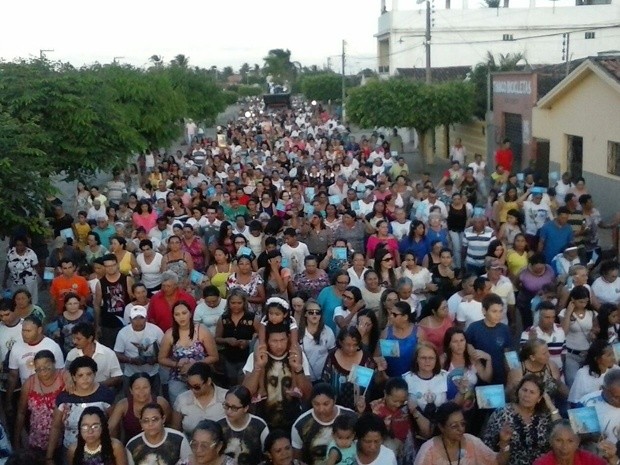 Fiéis seguiram em caminhada com a imagem de Nossa Senhora Aparecida (Foto: Sílvia Torres/TV Cabo Branco)