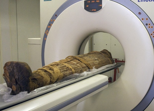 Múmia é preparada para passar por tomografia computadorizada, em estudo (Foto: Michael Miyamoto/AP)